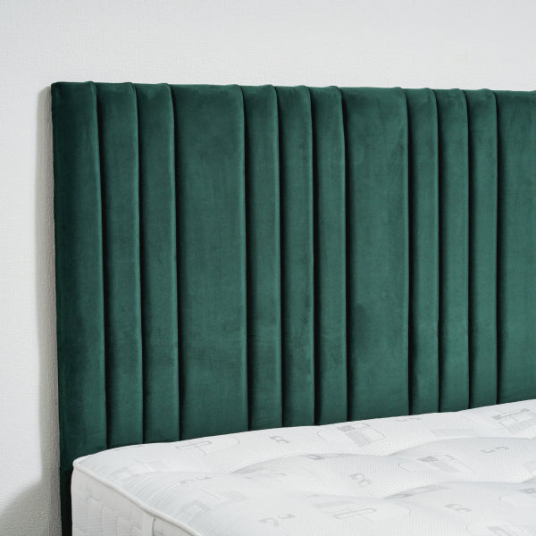 Green velvet headboard leaning against a white wall

Lilly Divan Bed detail - Elegant UK-made divan with drawer storage